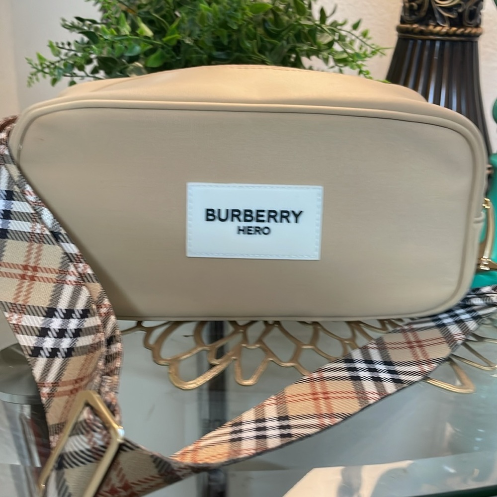 Burberry - Picture 7 of 16